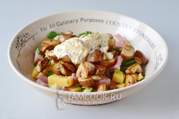 Добавить майонез, соль и перец