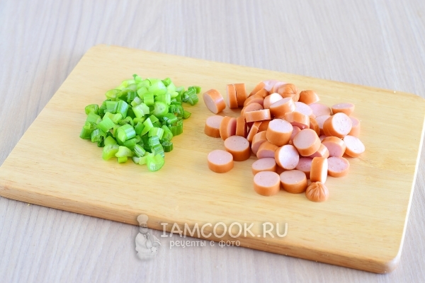 Порезать лук и колбасу
