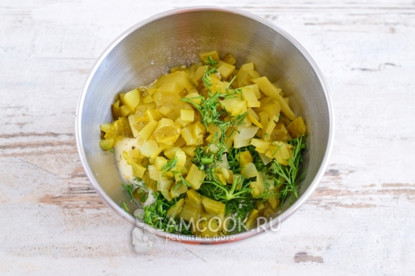 Соединить майонез, укроп и огурцы