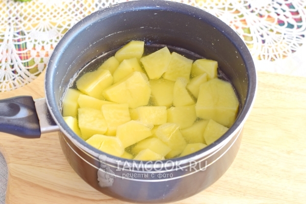 Положить картофель в кастрюлю с водой