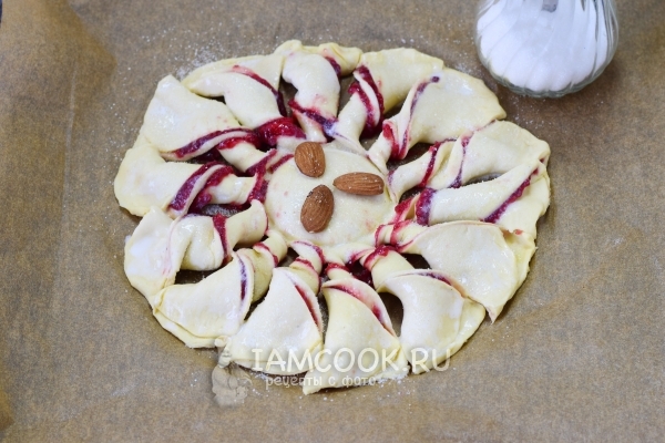 Положить в середину орешки