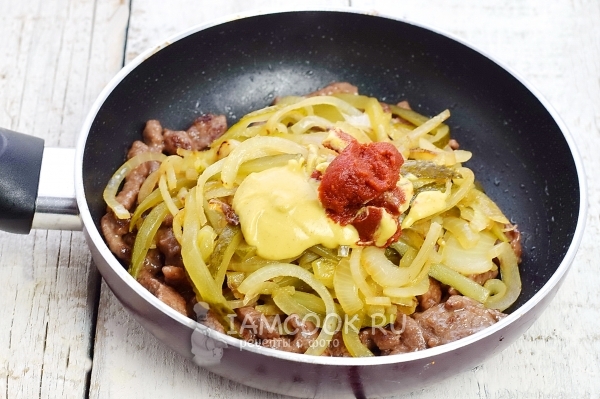 Добавить овощи, горчицу и томатную пасту