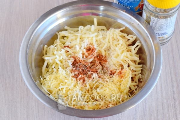 Всыпать в тертый сыр специи