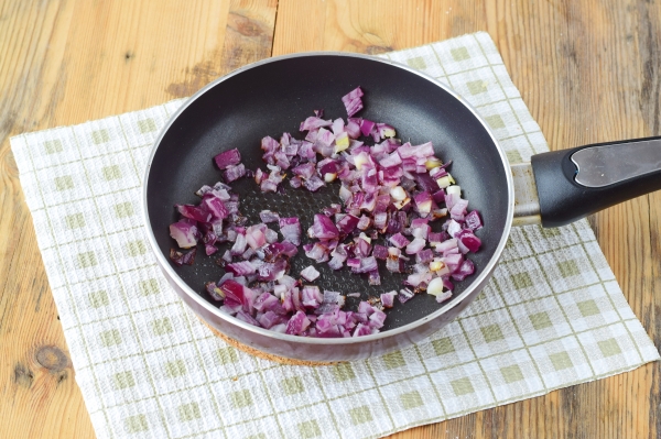 Обжарить лук