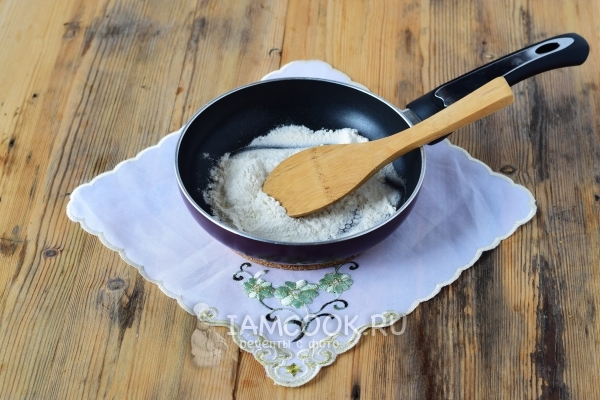 Обжарить муку