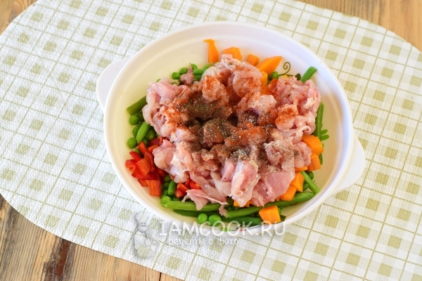 Всыпать специи и соль