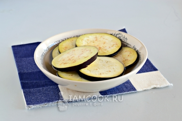 Положить баклажаны в соленую воду