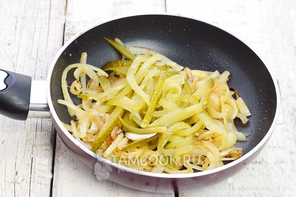 Положить к луку огурцы