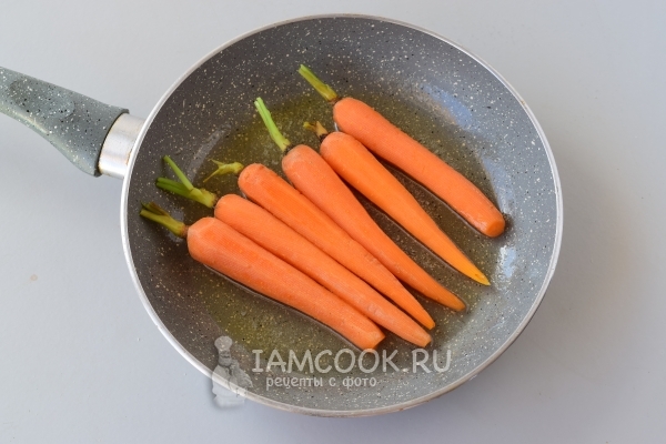 Положить морковь на сковороду