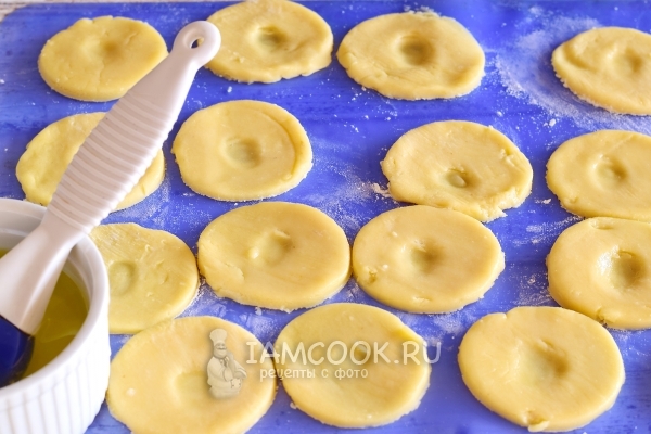 Смазать заготовки белком