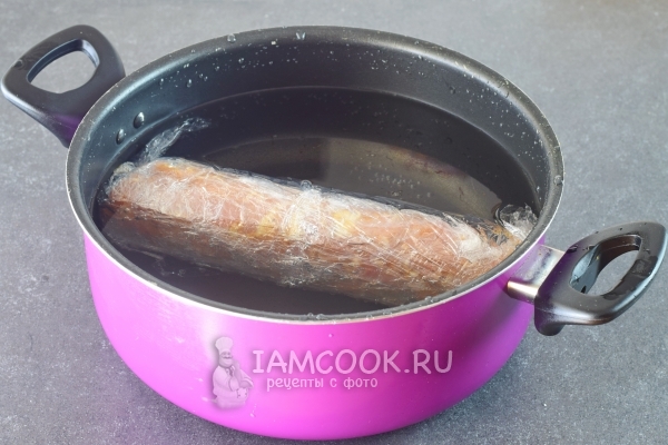 Положить рулет в кастрюлю с водой