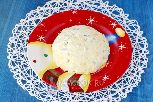 Выложить салат на красивое блюдо