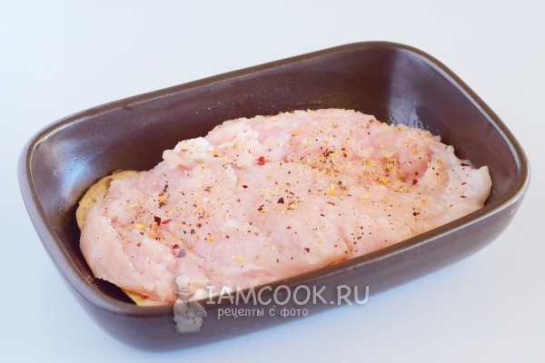 Положить мясо на баклажаны