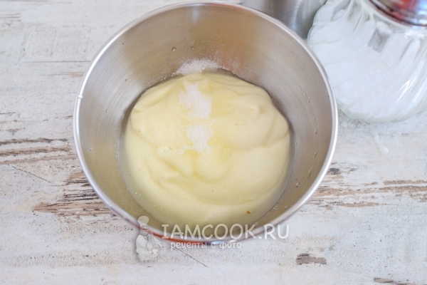 Всыпать сахар и соль