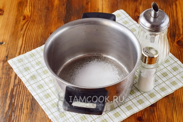 Всыпать в кастрюлю сахар и соль