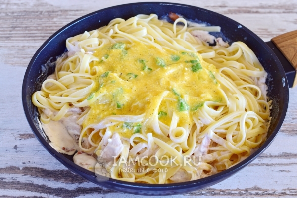 Добавить макароны и соус