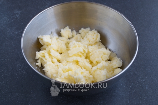 Взбить масло с сахаром