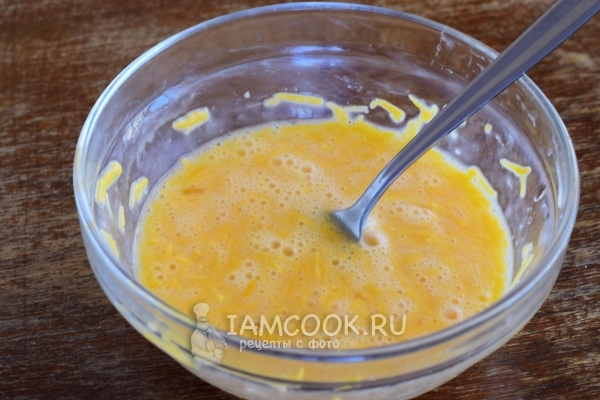 Взбить яйцо с водой и сыром