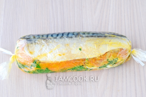 Завернуть рыбу в пищевую пленку