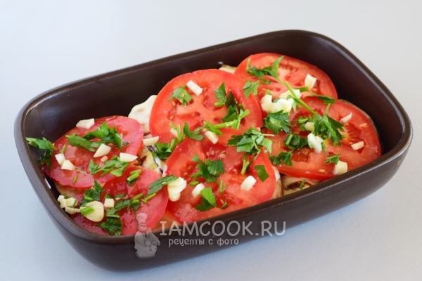 Добавить помидоры, чеснок и петрушку