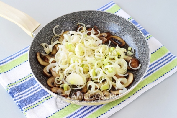 Бросили лук к шампиньонам в сковороду