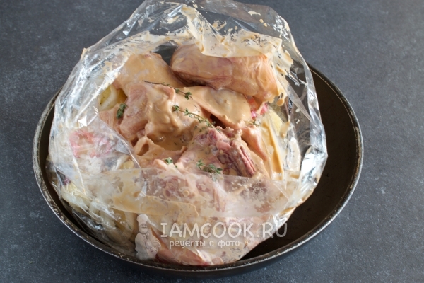 Положить к овощам курицу