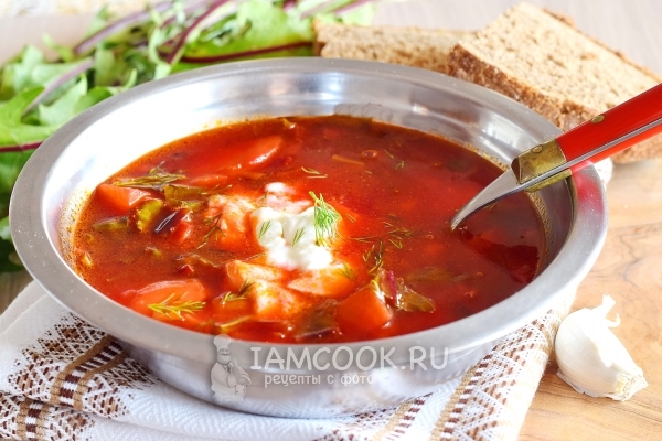 Готовый суп со свекольной ботвой