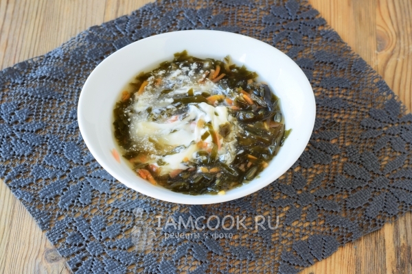 Положить морскую капусту в желатиновую заливку