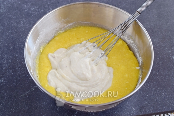 Положить творожно-банановую смесь в тесто