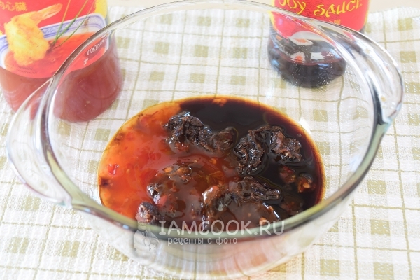 Соединить тамариндовую пасту, соевый соус и соус чили