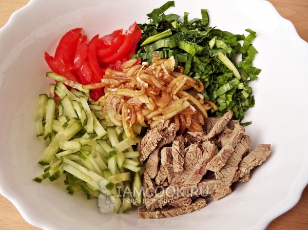 Соединить ингредиенты в салатнике