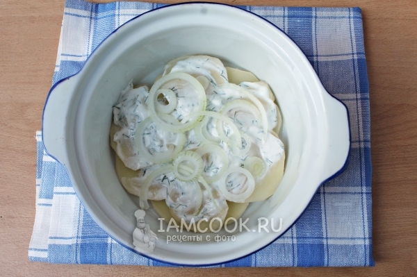 Выложить на картофель соус и лук