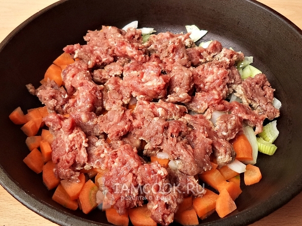 Положить фарш