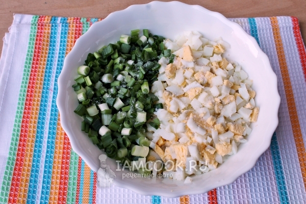 Соединить яйца с луком