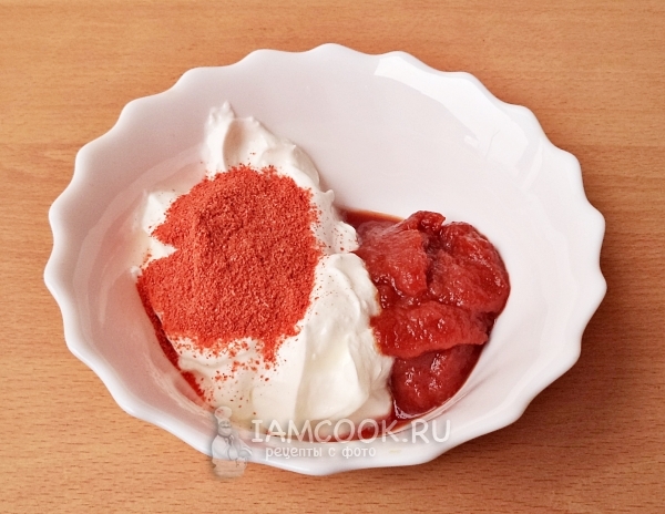 Соединить сметану, томатную пасту и паприку