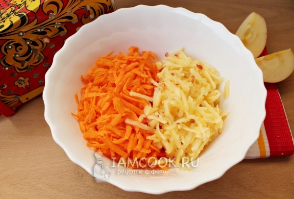 Натереть яблоки и морковь