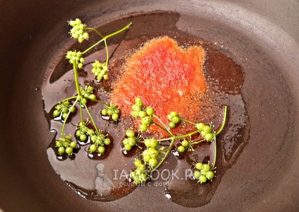 Обжарить на масле паприку с кориандром