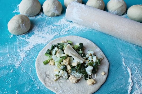 Положить на тесто начинку