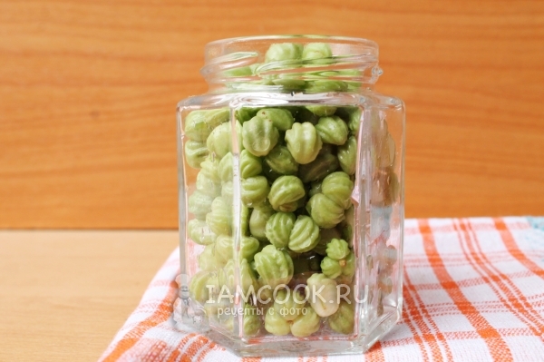 Положить в банку семена настурции