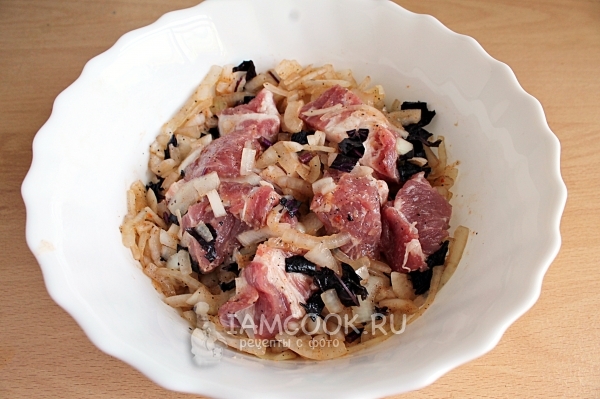 Положить мясо в маринад