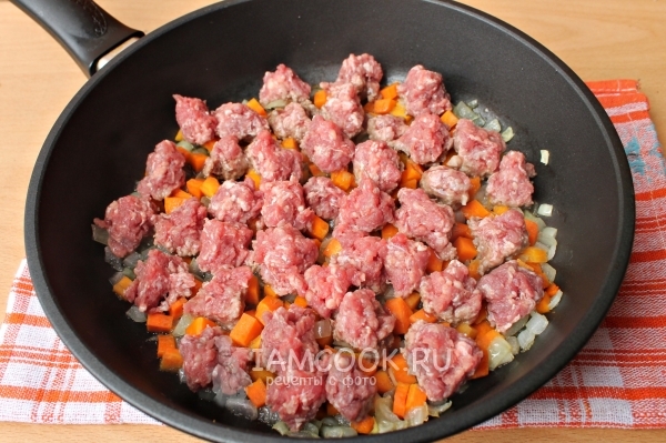 Положить фарш