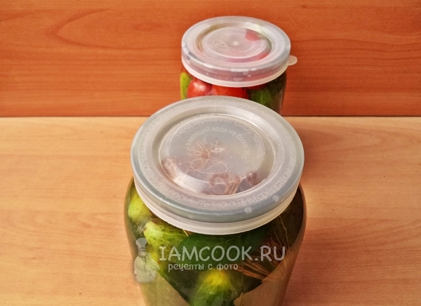 Залить огурцы маринадом