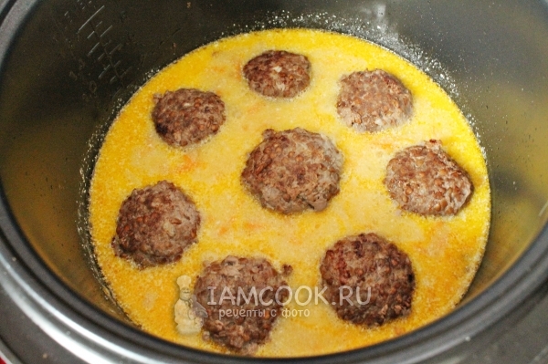 Положить в соус тефтели