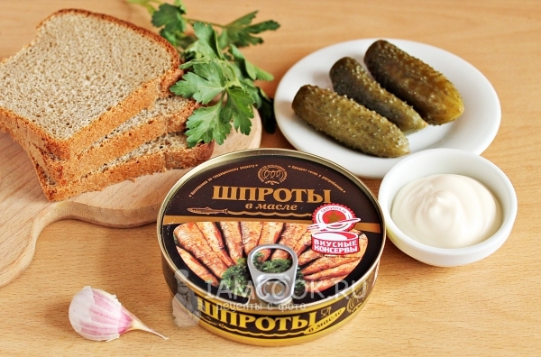Ингредиенты для бутерброда со шпротами и соленым огурцом
