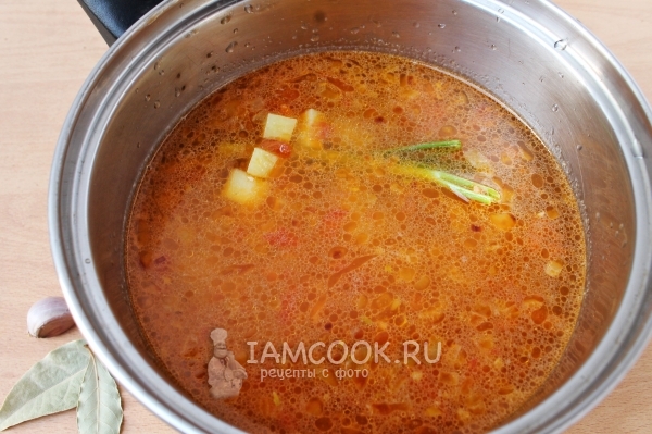 Добавить картофель и бульон