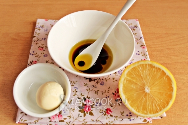 Соединить ингредиенты для соуса