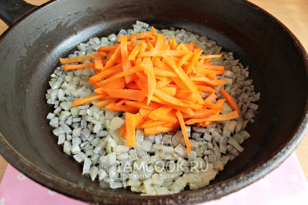 Положить к луку морковь