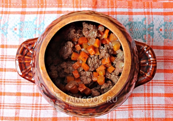 Выложить в горшочек фарш с овощами