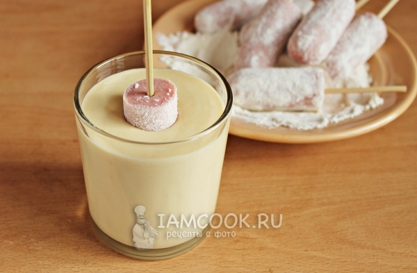 Обмакнуть сосиску в тесто