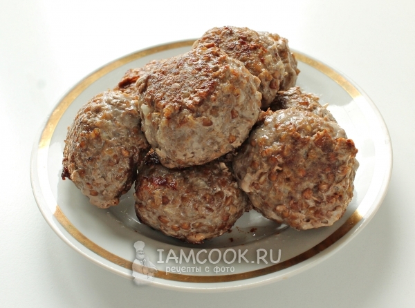 Выложить тефтели на тарелку